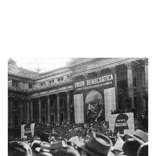 Acto de cierre de campaña de la Unión Democrática,frente al Congreso en el mes de Diciembre 1945.